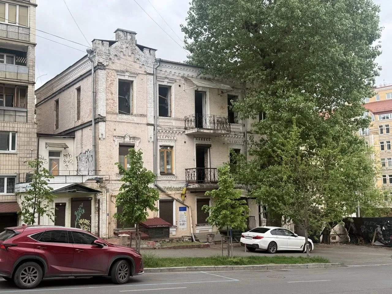 Суд скасував дозвіл на забудову біля Будинку з комахами у Києві