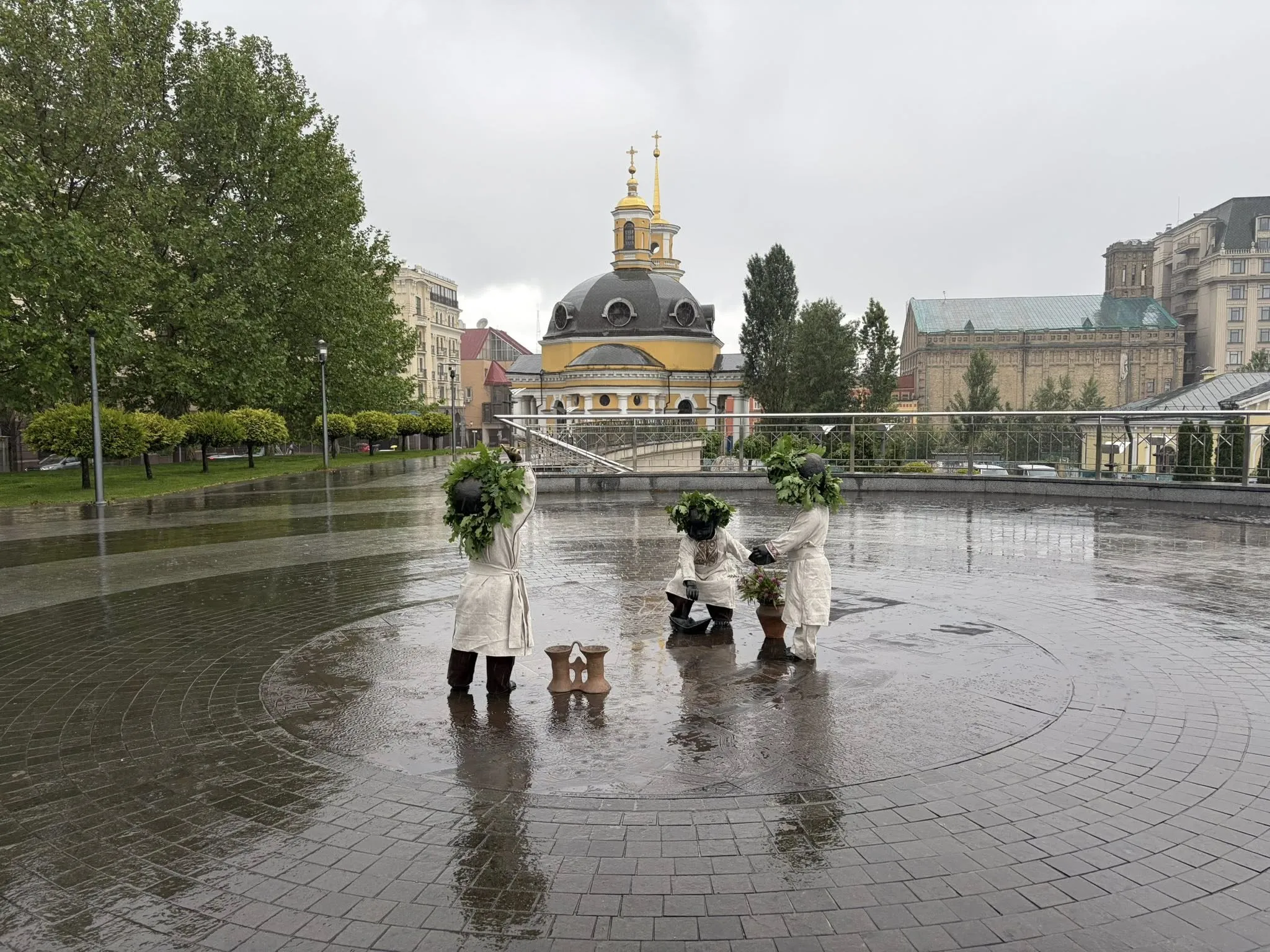 Скульптури малюків-засновників Києва переодягли у трипільське вбрання