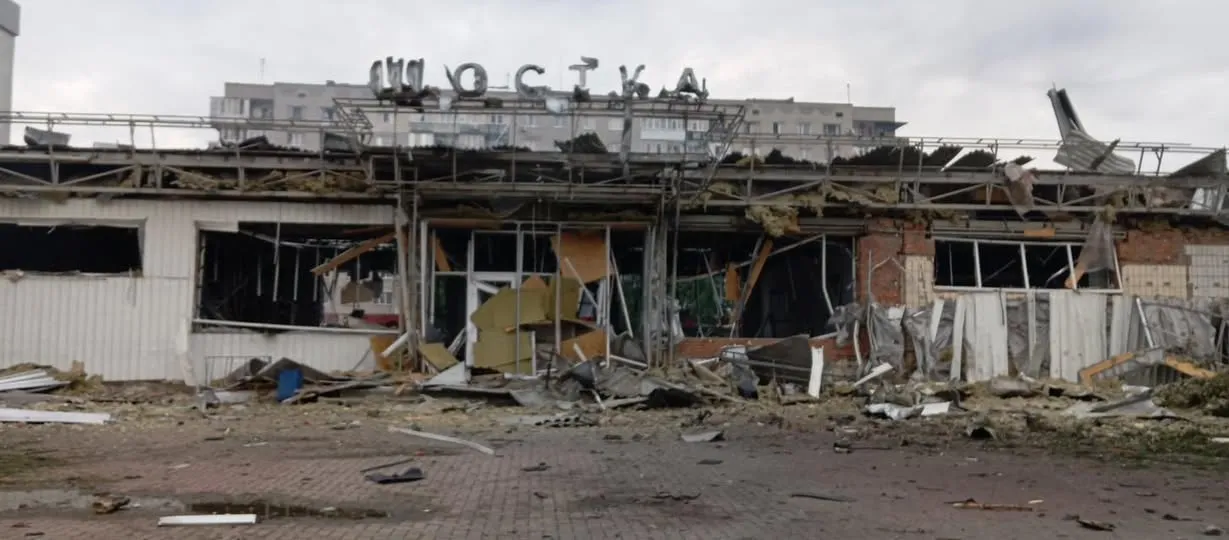 Російські військові вночі знищили вокзал у Шостці