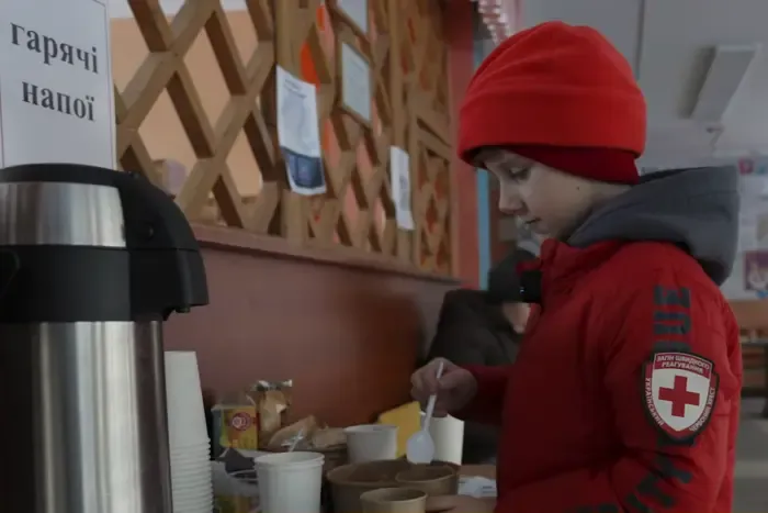 Дев’ятирічний Захар допомагає людям у пункті незламності в Києві