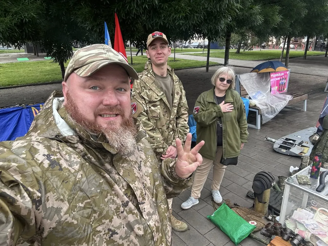 Фото: на Контрактовій площі відкрили виставку на підтримку фронту