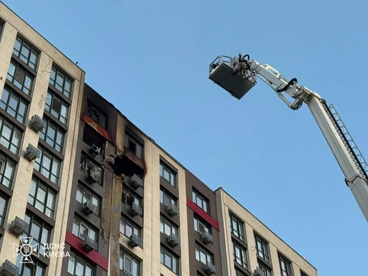 Фото: ДСНС показала наслідки нічної атаки на Київ