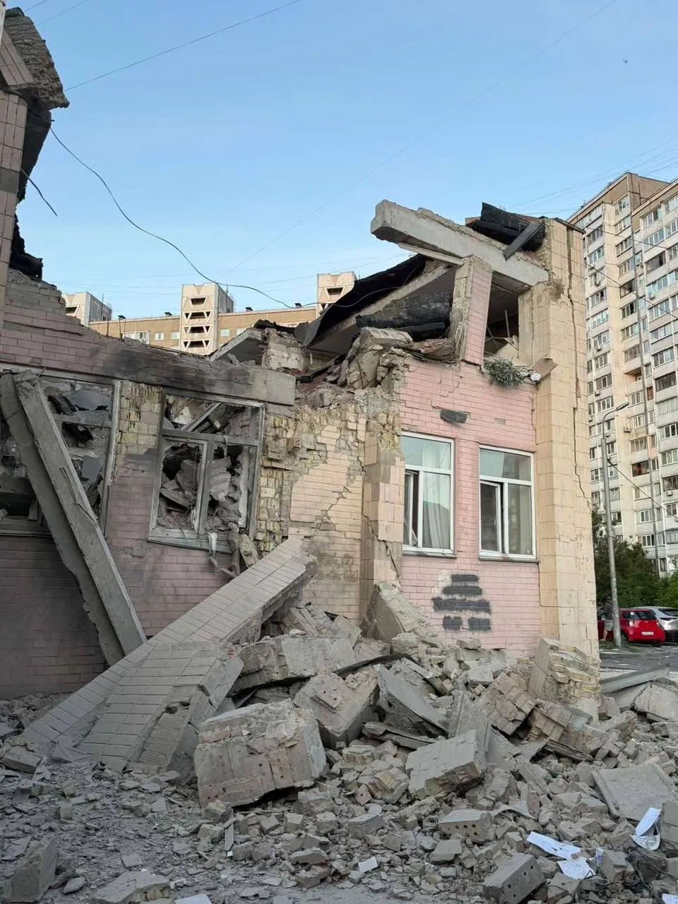 Фото: через російський удар по Києву пошкоджено п’ять медзакладів
