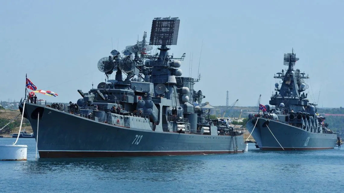 У Криму прогриміли вибухи, в Севастополі — пожежа біля штабу Чорноморського флоту РФ