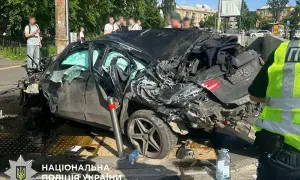 Негода в Києві: біля офісу президента дерево впало на автомобіль