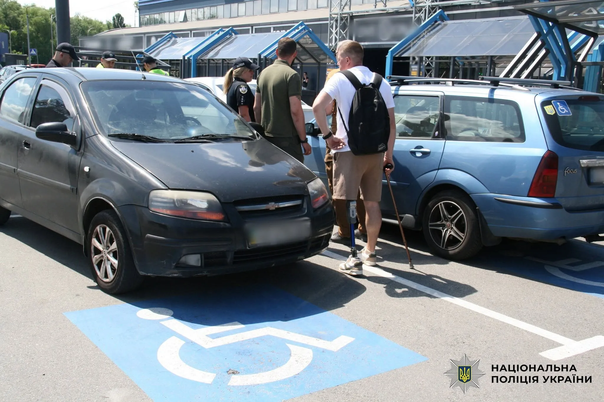 Київська поліція посилила контроль за паркуванням на місцях для осіб з інвалідністю