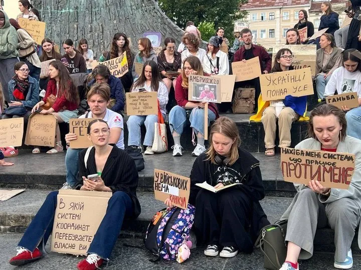 В нескольких городах Украины люди вновь вышли на митинги за Федорова