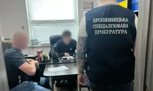 Допомагали громадянам рф «легалізуватися» в Україні: СБУ викрила злочинців