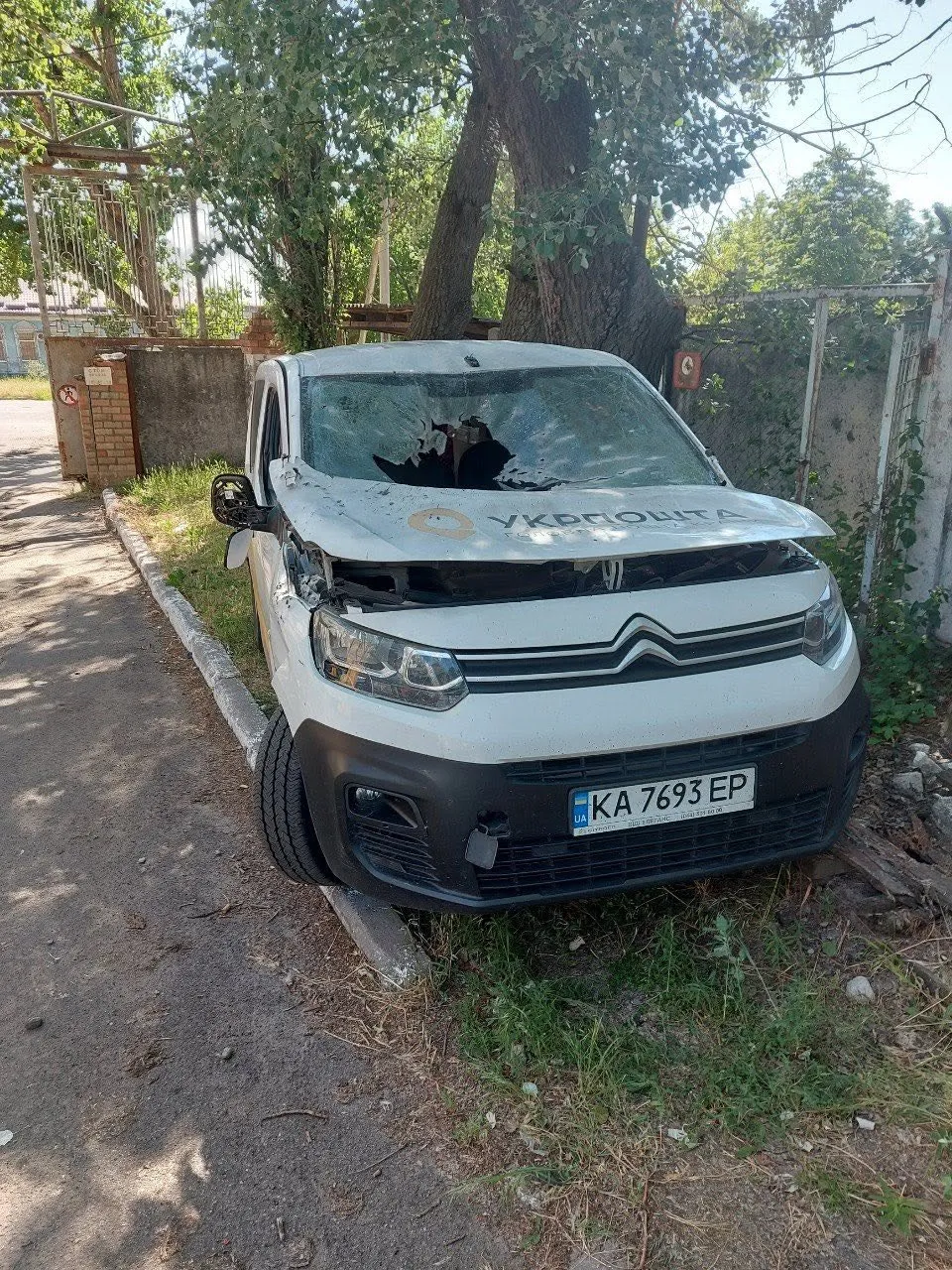 In Nikopol, a Russian drone attacked a Ukrposhta vehicle and injured the driver