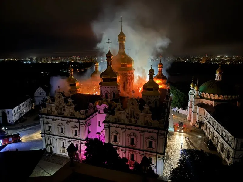 Фото: росія атакувала Києво-Печерську лавру, виникла пожежа