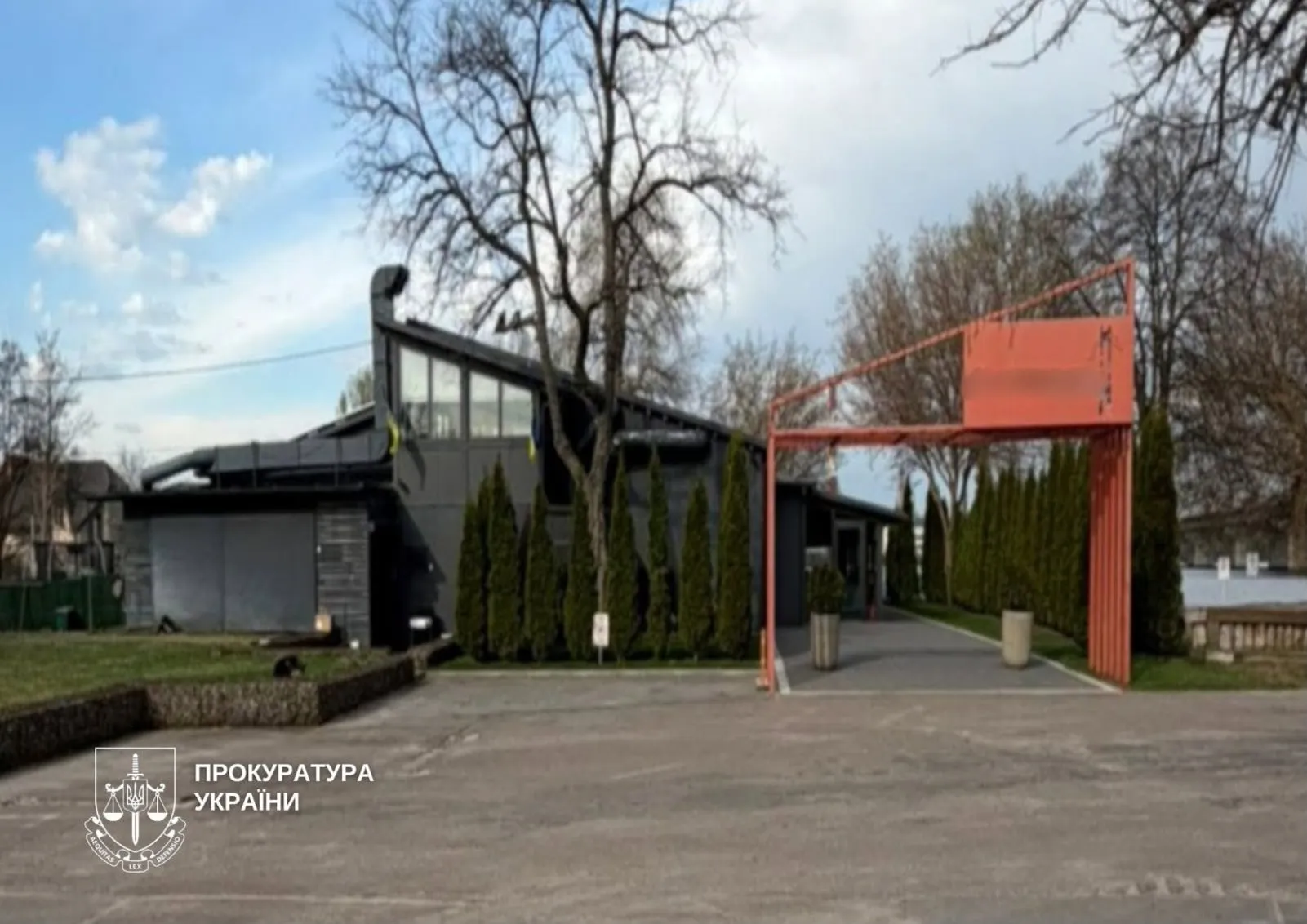 A lawsuit has been filed in Kyiv demanding the removal of an unauthorized restaurant from the Dnipro riverfront