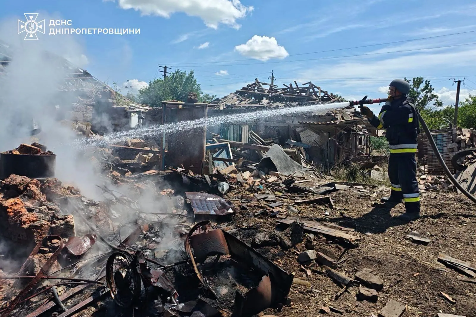 В результате массированных обстрелов Никопольского района три человека погибли и шестеро получили ранения