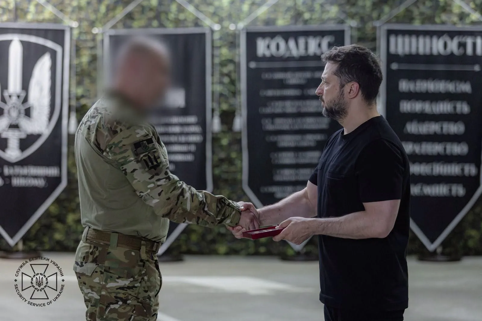 Зеленский вручил награды бойцам «Альфы»