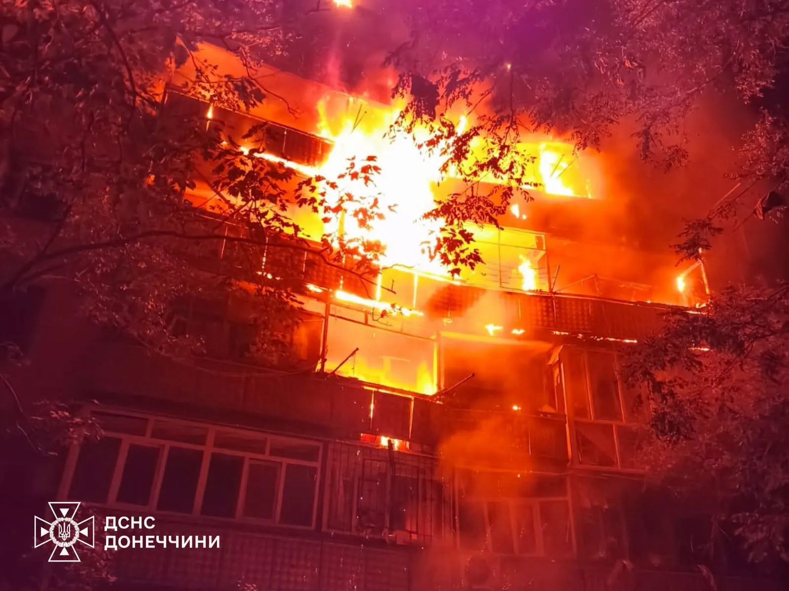 В Дружковке из-за российского обстрела горит многоэтажный дом, есть раненые