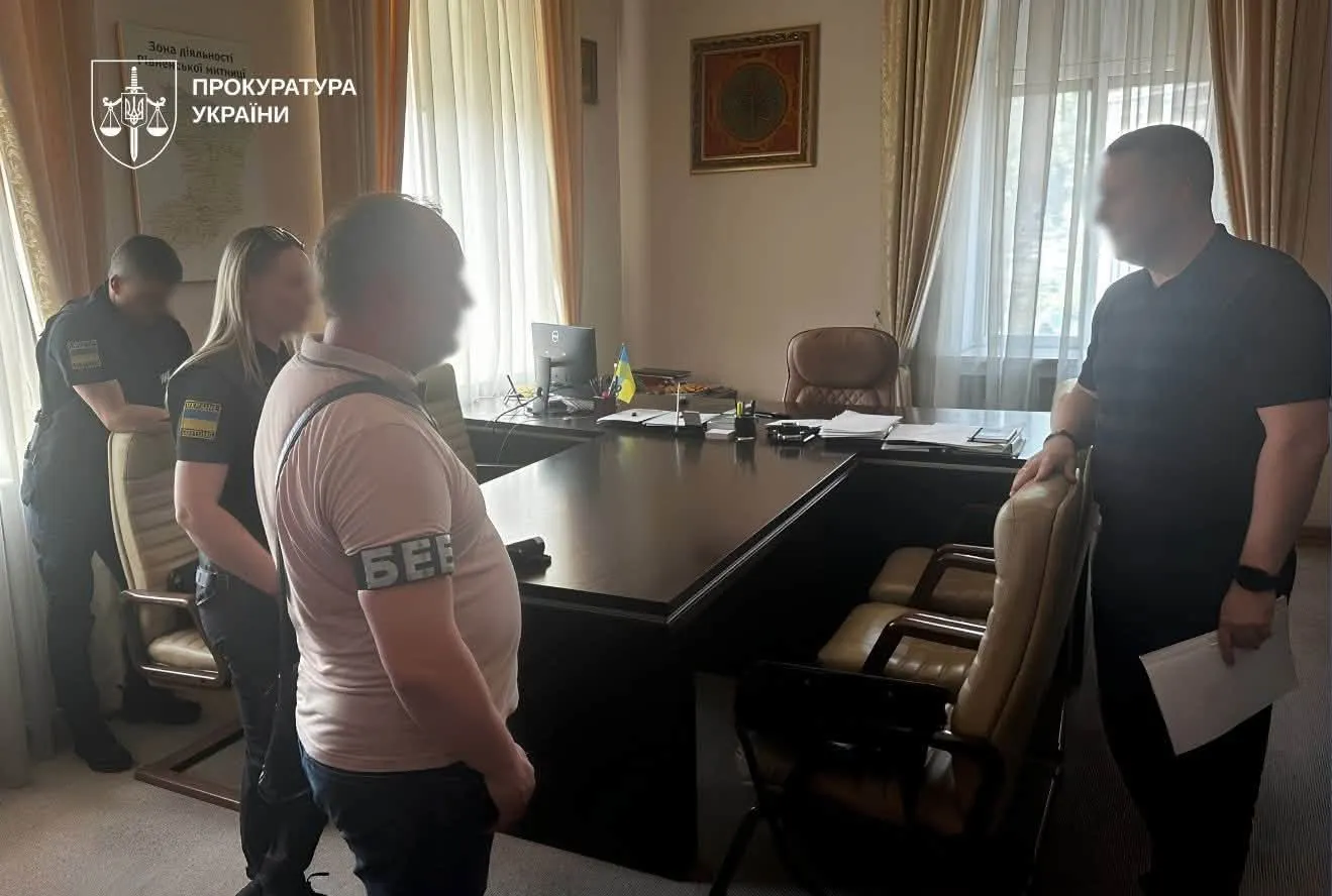 Three customs officials have been charged with causing 2.5 million hryvnias in losses to the state