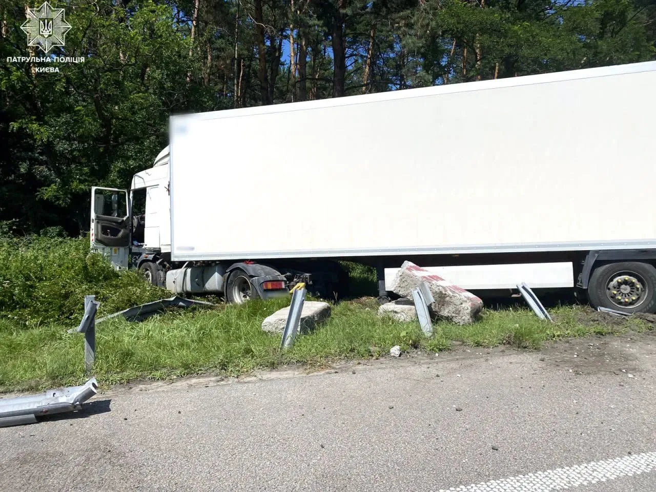 П’яний водій фури вилетів з траси на Дарниці
