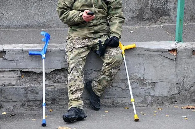 Видео: защитник Мариуполя после 3 лет плена получил возможность снова ходить без боли