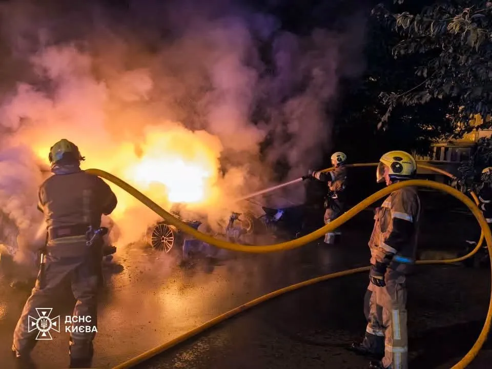 Zdjęcie: W dzielnicy Pechersk w Kijowie w nocy spłonęły trzy samochody