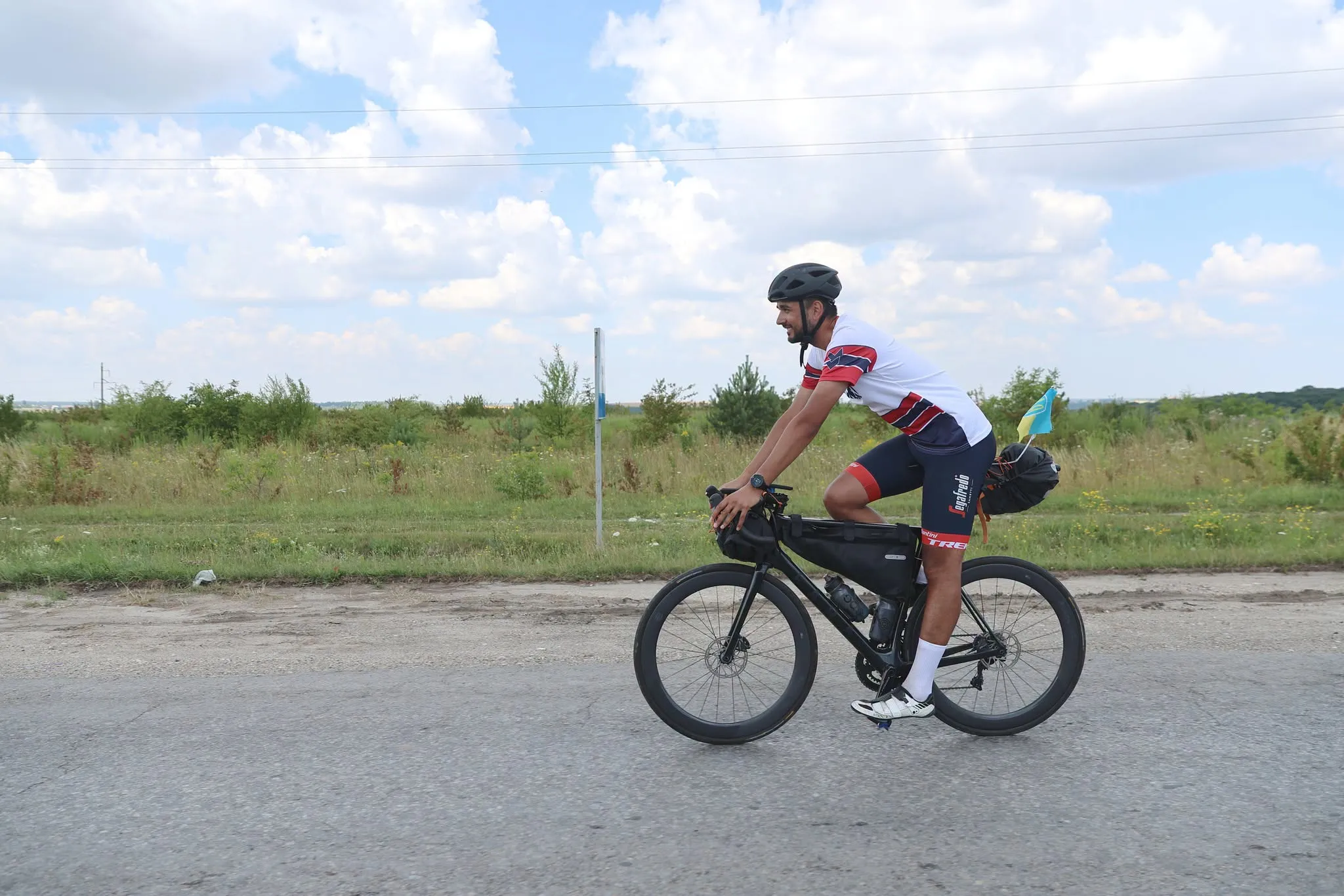 Norweski poseł wyruszył na rowerze do Kijowa, aby zebrać fundusze dla Sił Zbrojnych Ukrainy
