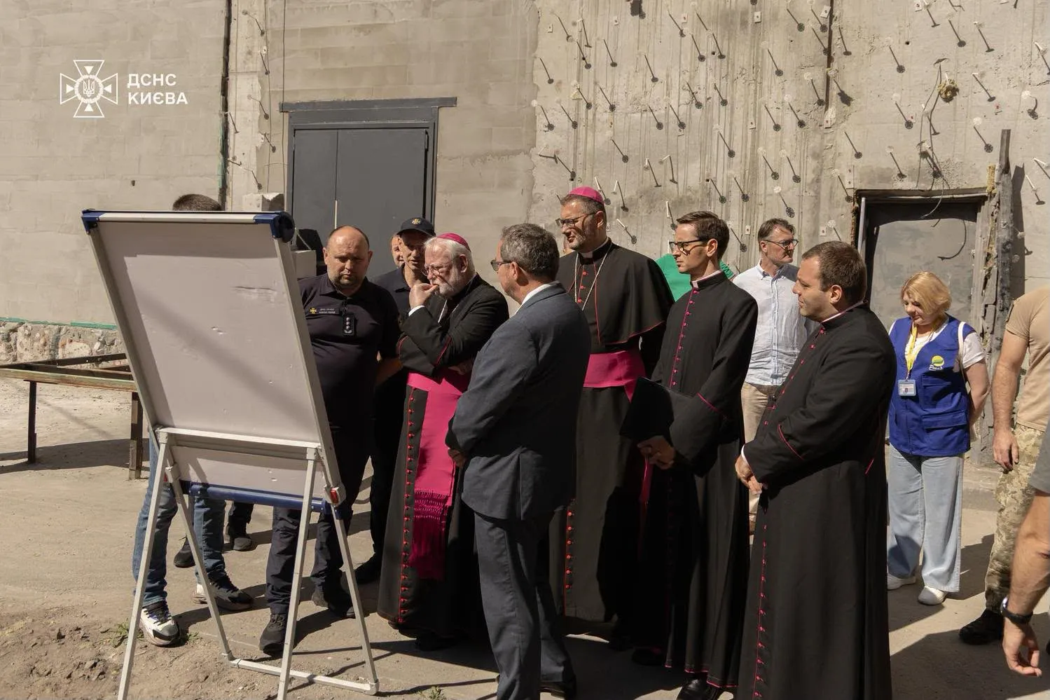 A Vatican representative visited the site of the Russian strike in Kyiv