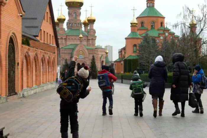 У Києві діти вчать російську і співають радянські пісні у школі при монастирі
