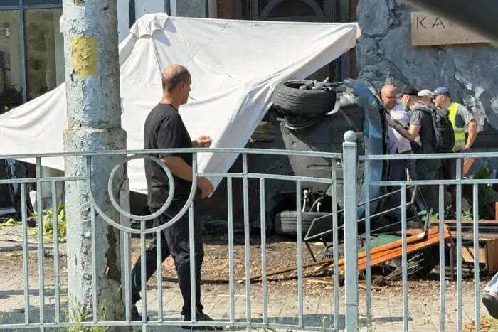 Возле станции метро «Дворец Украина» автомобиль BMW врезался в террасу и перевернулся