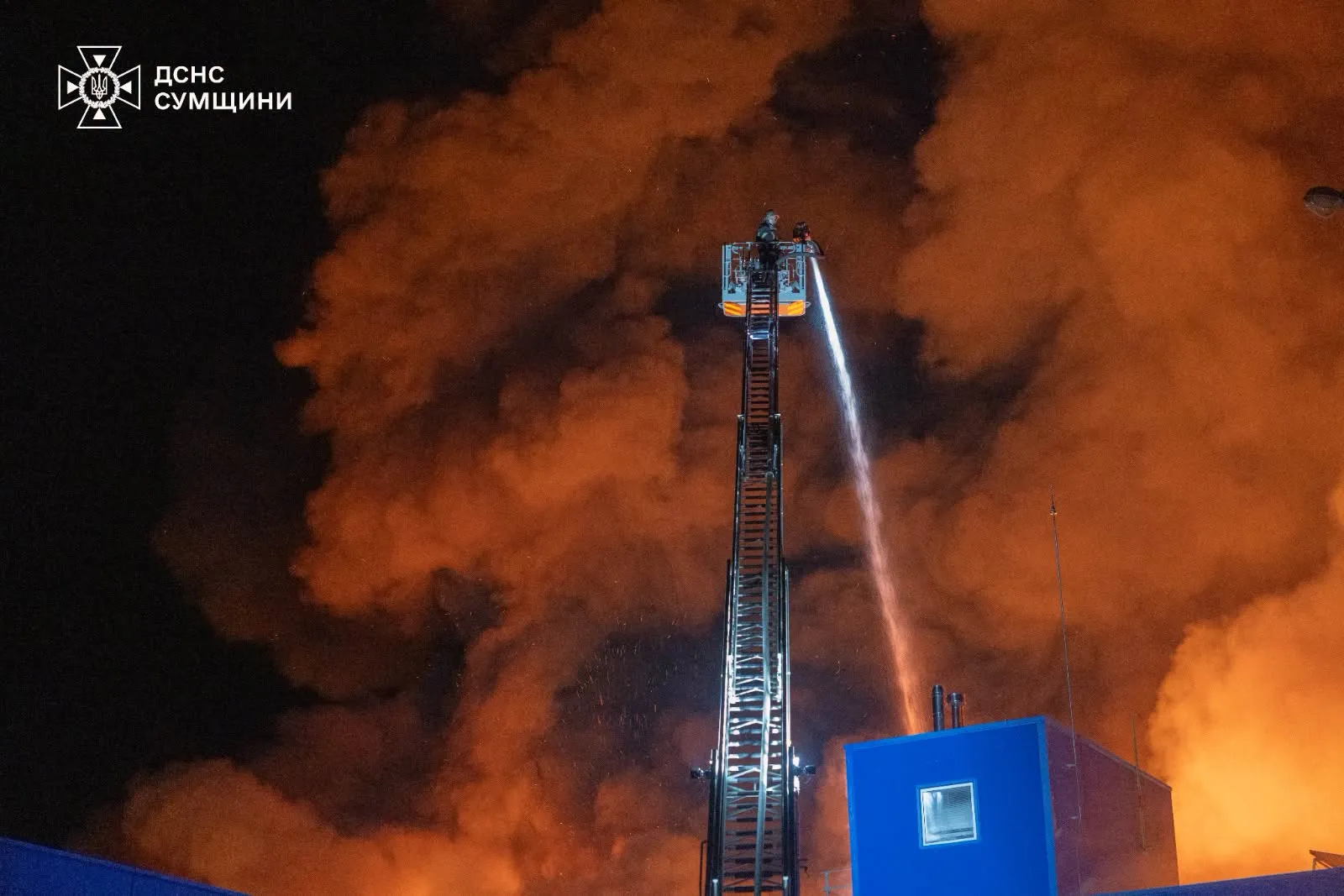 Відео: росіяни повторно атакували Суми під час гасіння пожежі в Епіцентрі