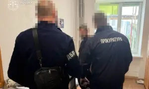 Ще одній категорії держслужбовців дозволили виїзд за кордон: кому пощастило