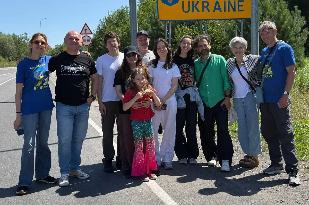 Голливудский актёр Джесси Айзенберг присоединился к волонтёрской миссии во Львовской области