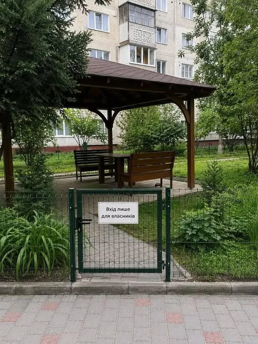 У Києві спалахнула суперечка через альтанку, яку мешканці обнесли парканом