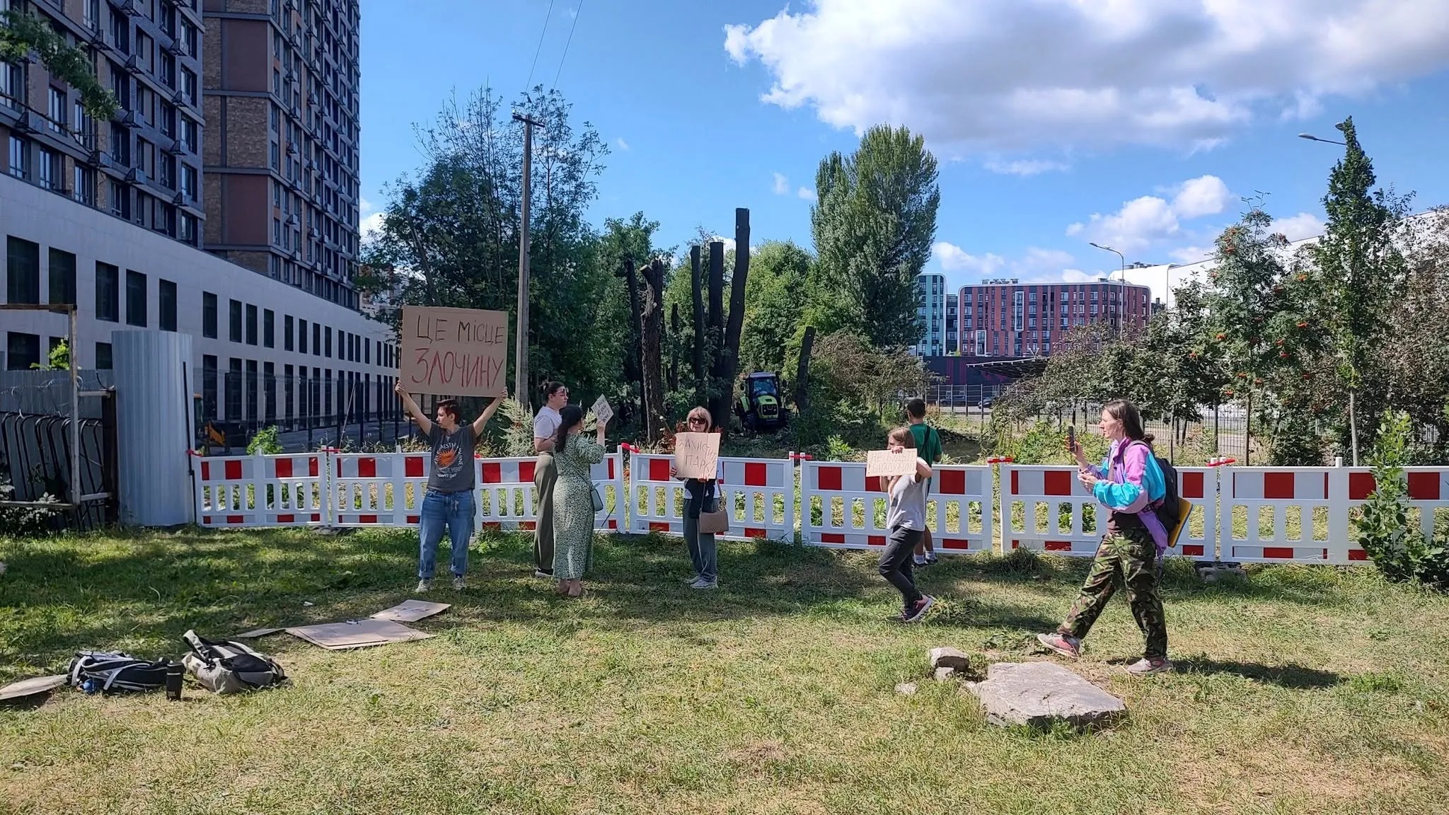 На Теремках спалахнули протести проти вирубки дерев заради нової тепломережі