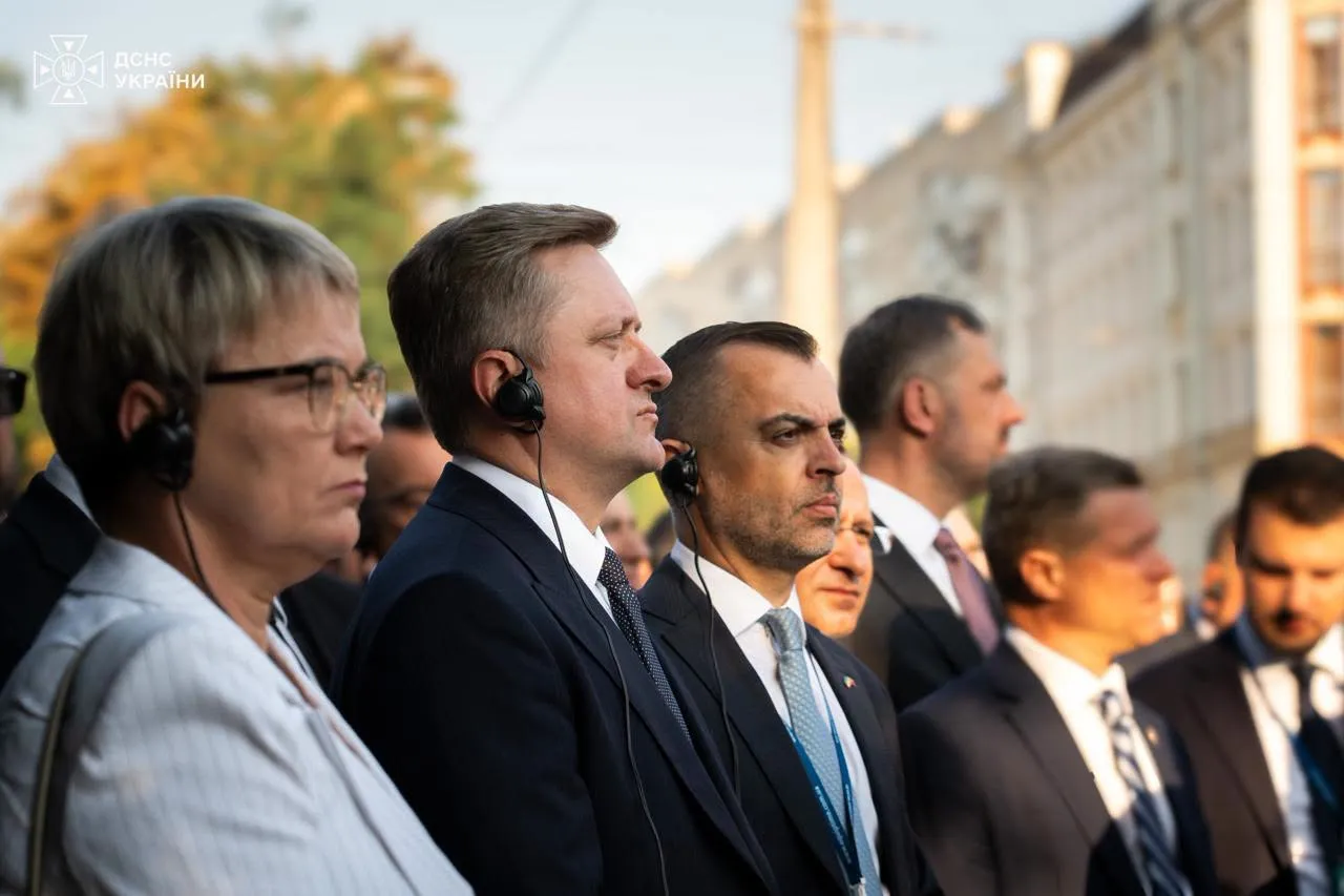 Иностранные дипломаты посетили место российских ударов возле станции метро «Лукьяновская»