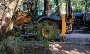 Фото, видео: возле библиотеки Вернадского забил гейзер, камнями побило автомобили