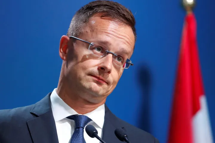 Сійярто звинуватив прем'єра Польщі у «захисті терористів» після заяви про «Північні потоки» Сійярто звинуватив прем'єра Польщі у «захисті терористів» після заяви про «Північні потоки»