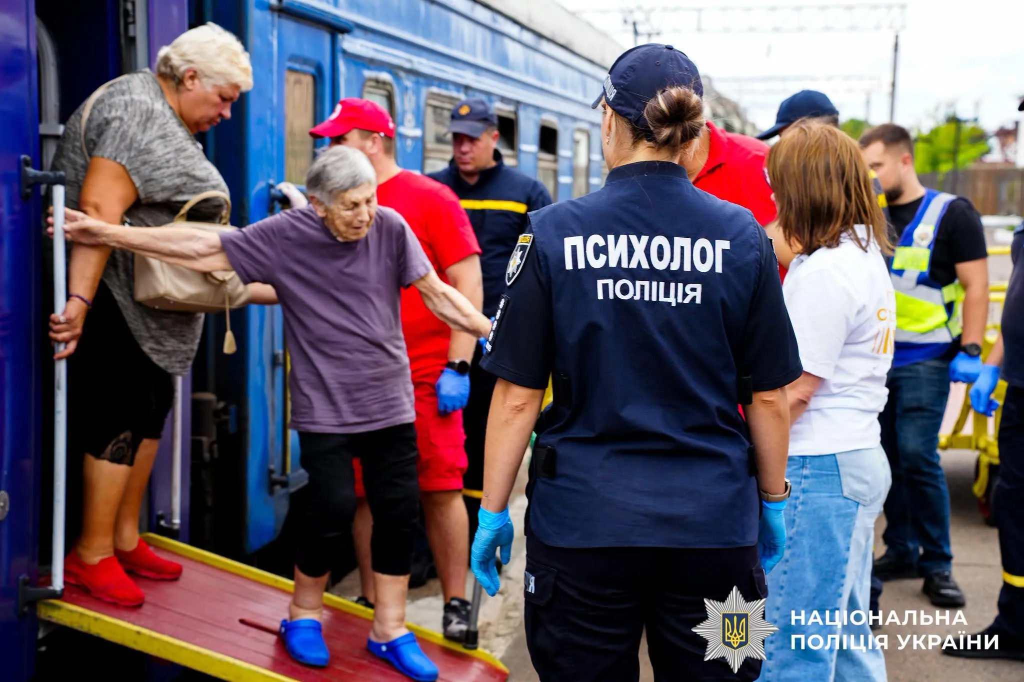 Police officers in Rivne met the evacuation train from the Donetsk region