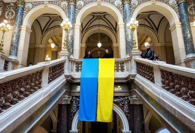 Чешские активисты вернули флаг Украины в Национальный музей в Праге