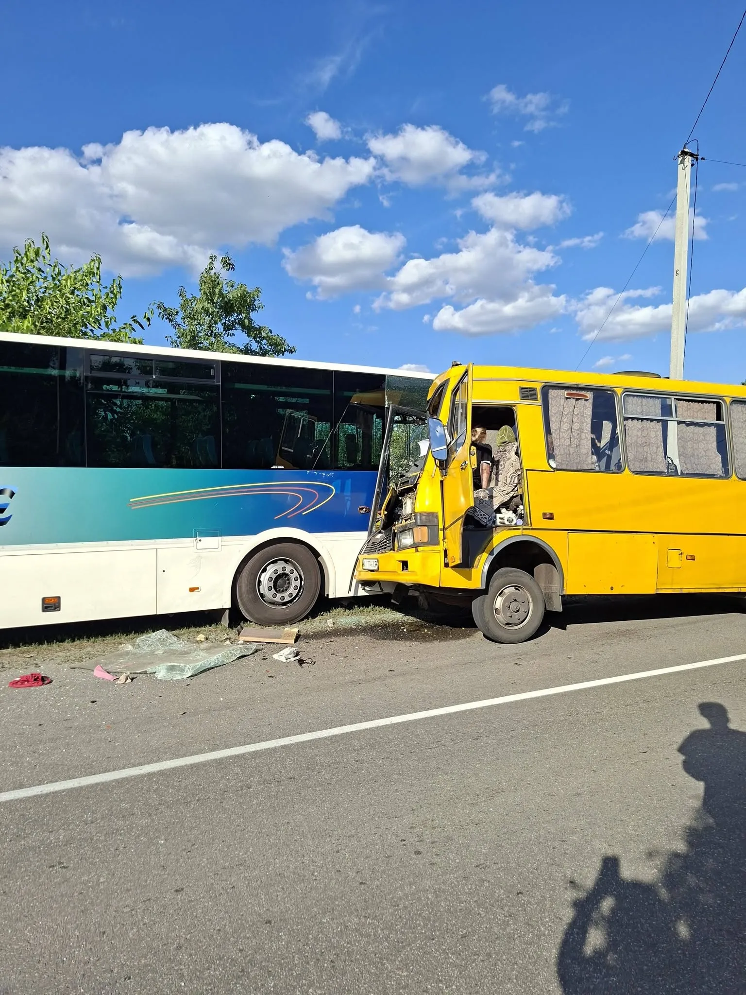Фото: в Киевской области произошло лобовое столкновение маршрутки и автобуса