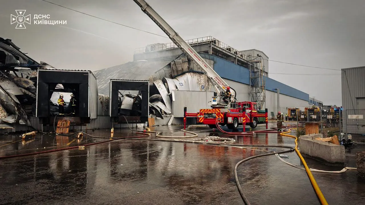 Відео: На Київщині виникла пожежа на складах у Броварському районі після атаки дрона