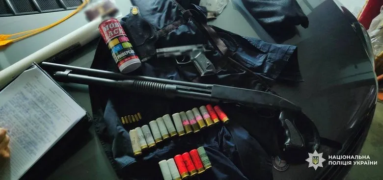 У Києві чоловік випадково підстрелив перехожу