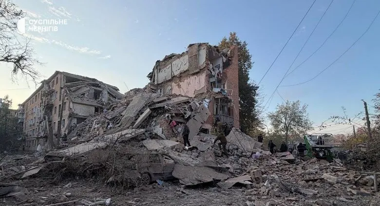 Video: Russia destroyed a five-story building with people inside in Pryluky with a missile