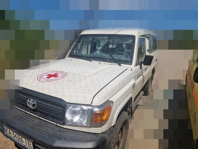 Фото: на Херсонщині російський дрон атакував автомобілі Червоного Хреста