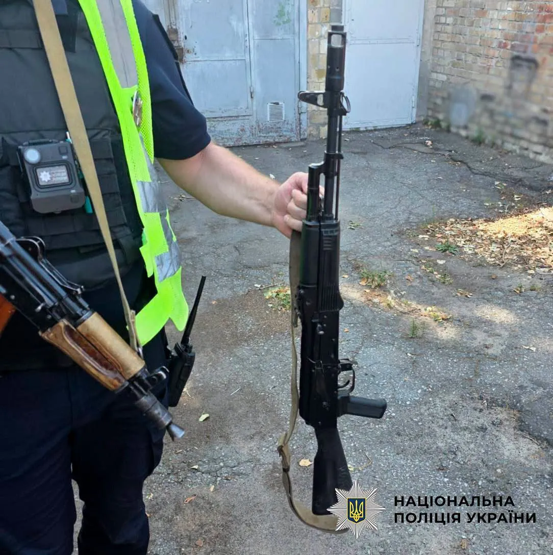 В Киеве задержали военнослужащего за угрозы автоматом в адрес прохожего