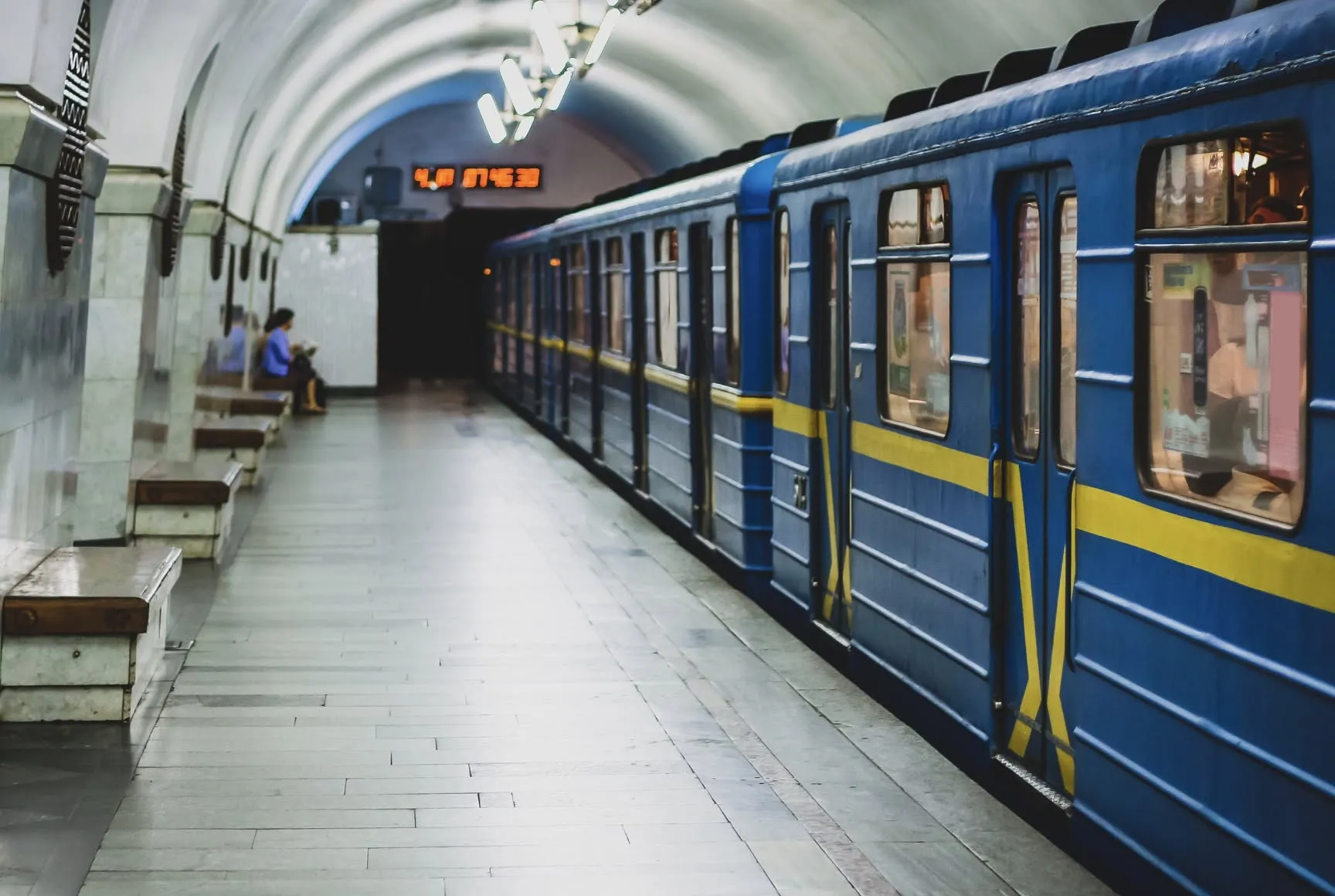 Киевлян призывают оплачивать проезд в метро во время тревог