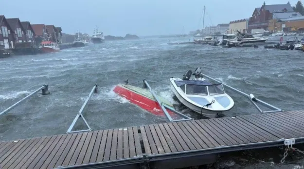 Шторм «Дэйв» оставил без электричества тысячи домов и парализовал транспорт в Норвегии