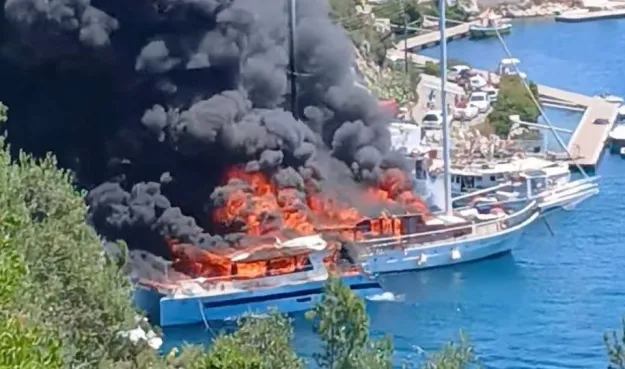 A fire completely destroyed two ships in the port of the Greek island of Paxos – video