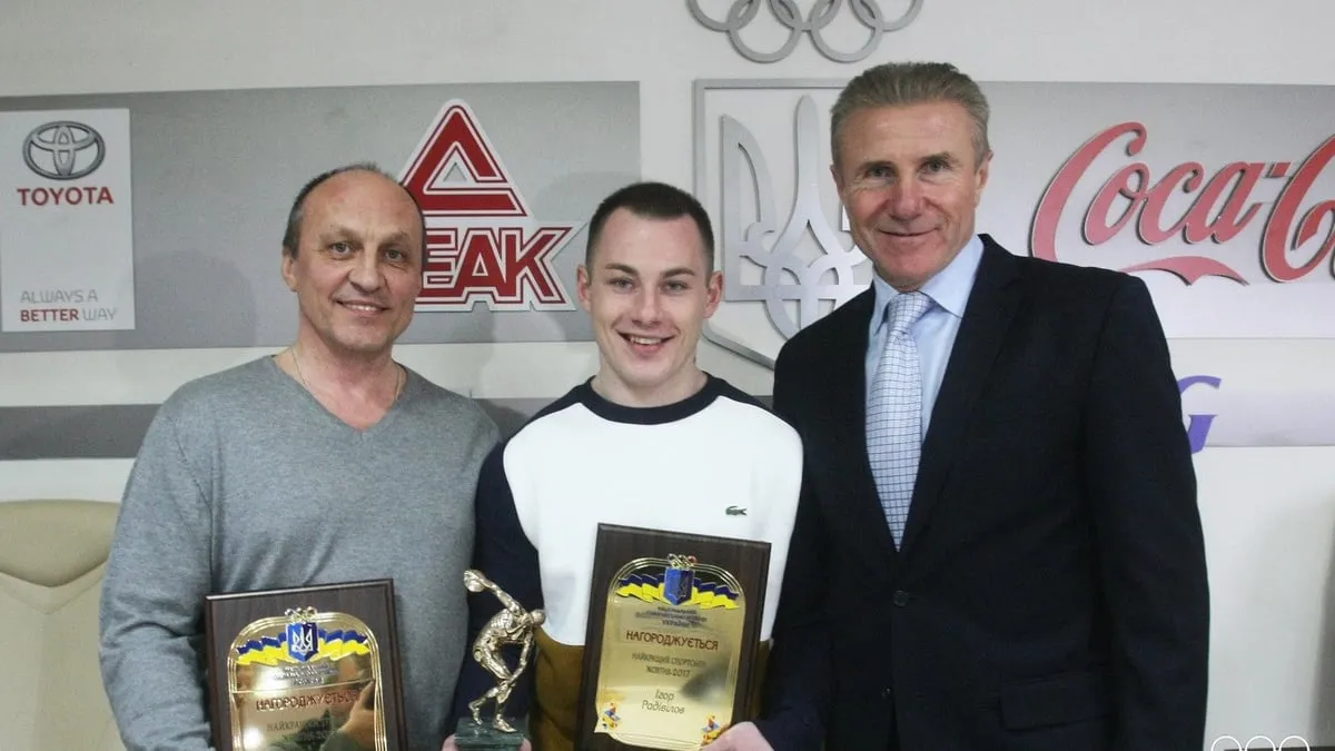 Зеленский лишил президентской стипендии тренера сборной Украины, сбежавшего в Беларусь