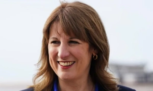 Minister finansów Wielkiej Brytanii, Rachael Reeves, przeprosiła za nielegalny wynajem domu