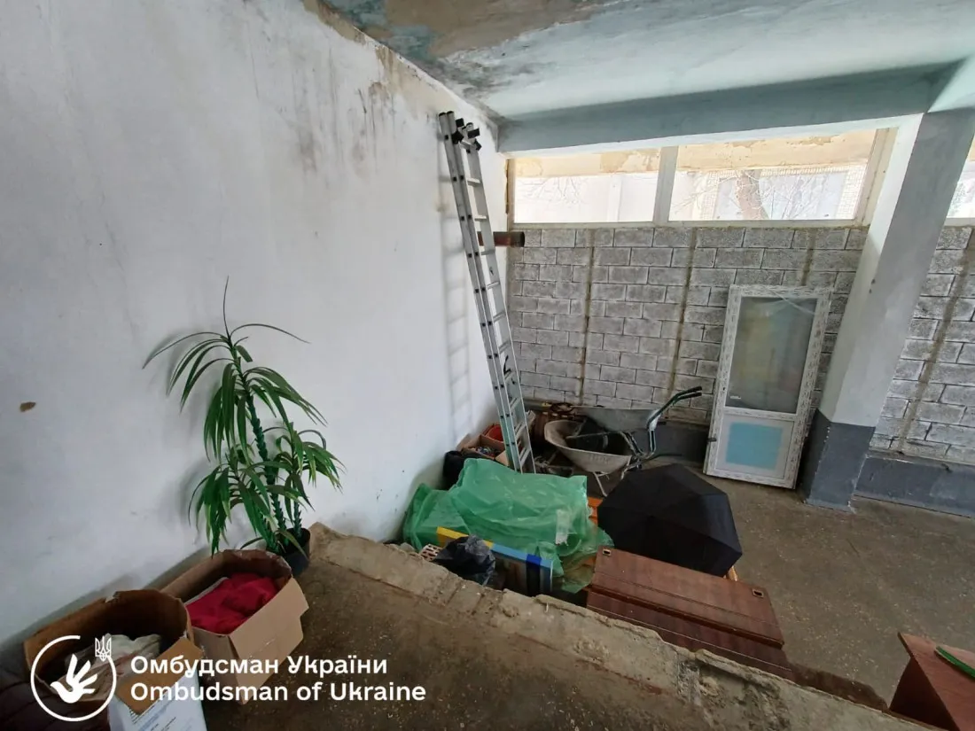 Омбудсман виявив жахливі умови для переселенців у гуртожитку на Буковині