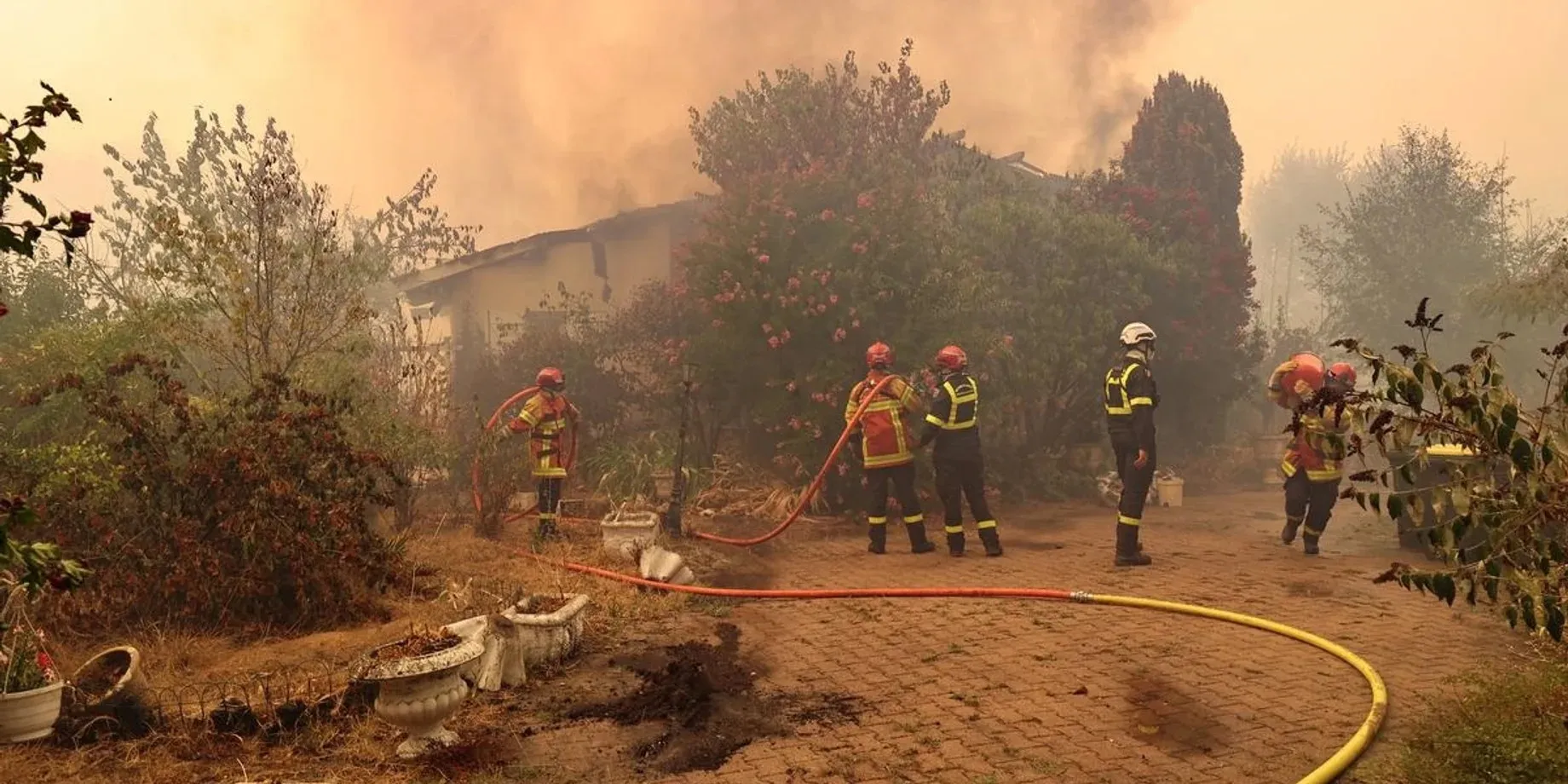 Large-scale fires in France have spread to areas with missile factories