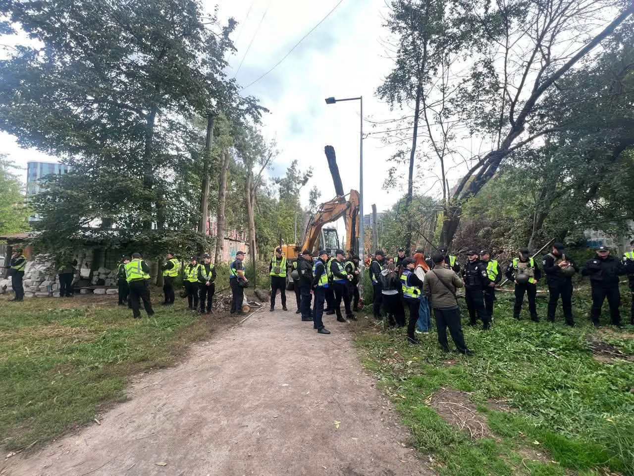 В районе Теремки полиция расчищает путь для прокладки теплотрассы, в результате чего будут срублены 100-летние дубы